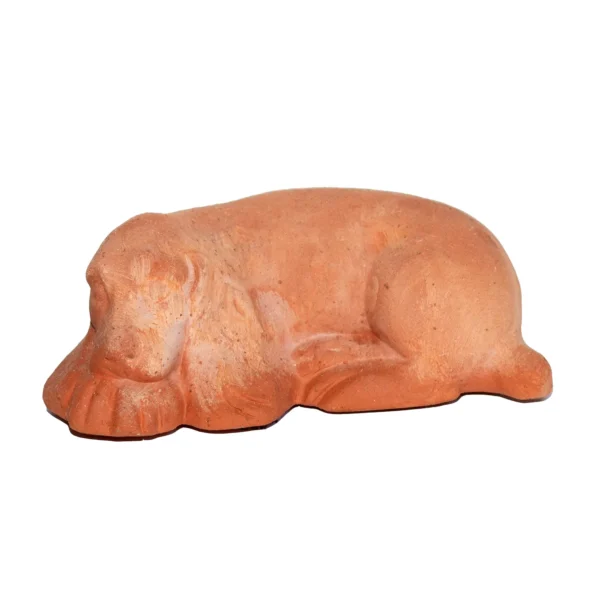 Cagnolino addormentato in terracotta