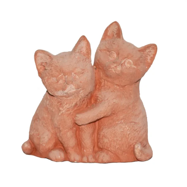 Gattini abbracciati in terracotta